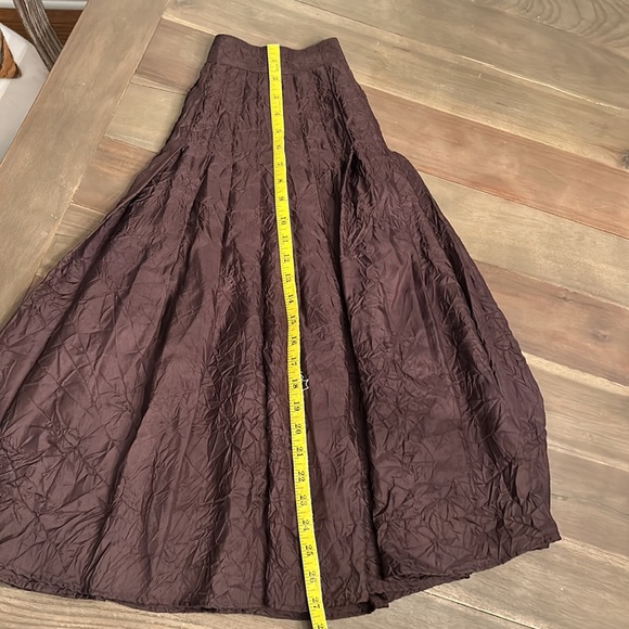 Saks Fifth Avenue S5A tea length crinkle silk skirt. Brown. Size 2 - Picture 4 of 8